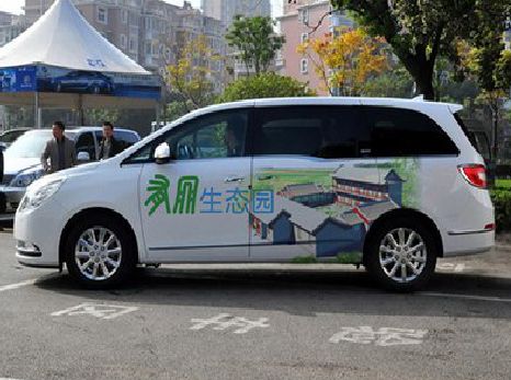 临湘户外车贴喷绘如何保持效果?